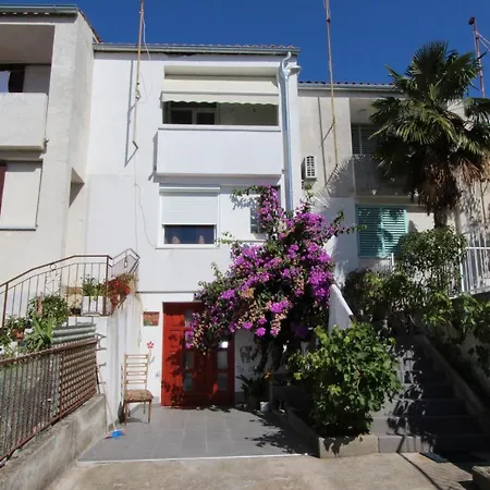 Un Chat Two-Bedroom Apartment *